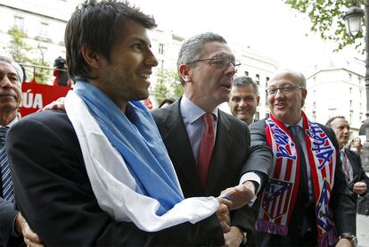 El alcalde de Madrid recibe a la plantilla rojiblanca en el Ayuntamiento de Madrid.