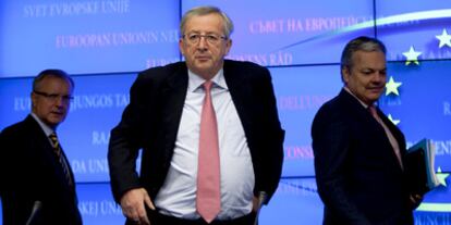 El presidente del Eurogrupo, Jean-Claude Juncker (centro), el comisario europeo de Asuntos económicos y monetarios, Olli Rehn (izqda.), y el ministro belga de Finanzas, Didier Reynders, a su llegada a la rueda de prensa tras la reunión en el Consejo de Europa, en Bruselas.