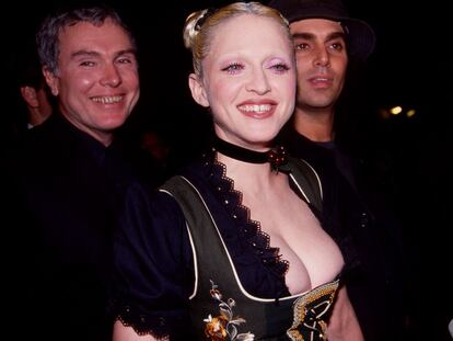 El editor Glenn O'Brien, Madonna, y el fotógrafo Steven Meisel en la presentación de 'Sex' en Nueva York en 1992.