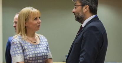 La comisaria europea de Mercado Interior e Industria, Elzbieta Bienkowska, conversa con el viceministro de Industria y Comercio checo, Vladimir Bartl, a su llegada a la reuni&oacute;n del Consejo Europeo de Competitividad en Bruselas (B&eacute;lgica) hoy, 29 de mayo de 2017. EFE/Stephanie Lecocq