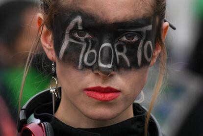 Una manifestante con la palabra "Aborto" pintada en la cara, durante las protestas en Bogotá (Colombia) de este martes. 