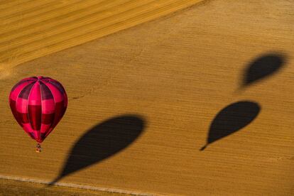 Las sombras de los globos se proyectan sobre el suelo.