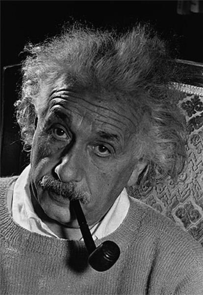 Albert Einstein (1879-1955) fotografiado en su casa de Princeton,  Estados Unidos, en 1940.