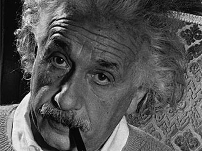 Albert Einstein (1879-1955) fotografiado en su casa de Princeton, Estados Unidos, en 1940.