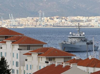 Un barco de la Marina británica, a su llegada al puerto de Gibraltar. Al fondo, Algeciras.