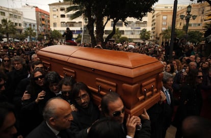 Amigos y familiares portan el ataúd con los restos mortales del guitarrista fuera de la iglesia de Nuestra Señora de la Palma de cuya Virgen era devoto en Algeciras.