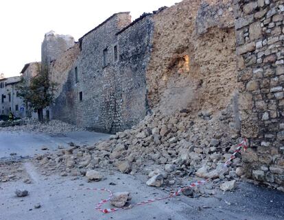 Varios escombros tras el derrumbe de una pared debido al terremoto que ha sacudido la región del centro de Italia. El epicentro del temblor se sitúa entre las poblaciones de Perugia y Macerata. En la imagen, la localidad de Norcia.