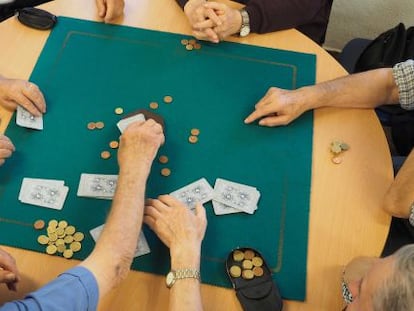 Partidas de cartas en un casino.