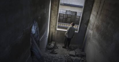 Un hombre observa los daños causados por una bomba en Duma, en las afueras de Damasco, Siria.
