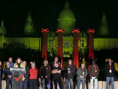 Carme Forcadell, se dirige a los concentrados, ayer en el acto final de la ANC y &Ograve;mnium Cultural.