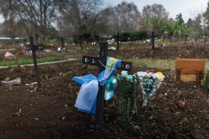 Una bandera argentina envuelve una tumba en el cementerio de Chacarita, en Buenos Aires.