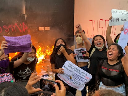 Grupos feministas protestaron el lunes, por los feminicidios de dos mujeres en Cancún.