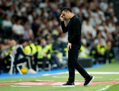 Xavi, durante el partido este domingo en el Bernabéu.