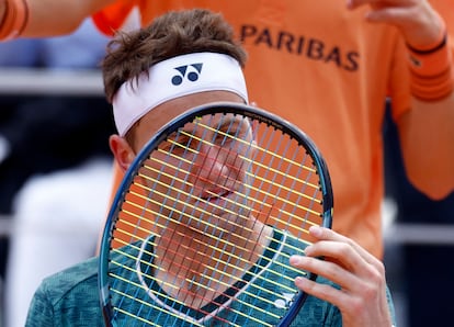 Casper Ruud repasa las cuerdas de su raqueta durante la final de Roland Garros. “Es un chico muy humilde, con buena predisposición siempre para aprender. Y creo que nosotros le hemos ayudado”, apunta Rafael Nadal de su rival. “Y lo he dicho siempre: me gusta ver a las buenas personas alcanzar sus sueños. Él y su familia son muy buena gente. Tengo mucho respeto por él”.