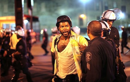 Detención de un fotógrafo de Getty ayer en la protesta de Chicago.