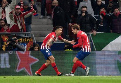 El delantero francés del Atlético de Madrid Antoine Griezmann celebra con su compañero Ángel Correa el segundo gol de su equipo ante el Mónaco,