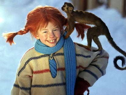 Inger Nilsson, la actriz que encarnó a Pippi Lansgtrump, en un fotograma de la célebre serie con el mono Señor Nelson.