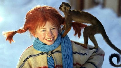 Inger Nilsson, la actriz que encarnó a Pippi Lansgtrump, en un fotograma de la célebre serie con el mono Señor Nelson.
