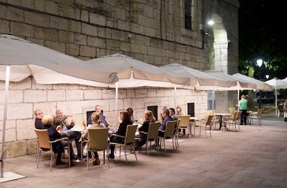 Varias personas en una terraza de Santander, el 3 de julio.