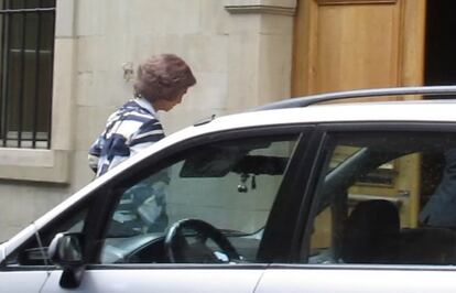 La reina Sof&iacute;a, a su llegada a la casa de su hija Cristina, en Ginebra, este lunes.