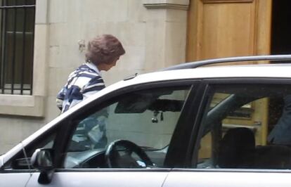 La reina Sofía, a su llegada a la casa de su hija Cristina, en Ginebra, este lunes.