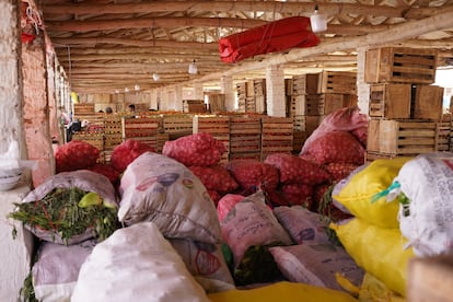 Cajas llenas de hortalizas y otros productos en el Mercado Integración Sur.