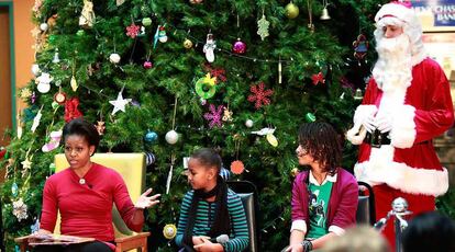 La primera dama estadounidense, Michelle Obama, se ha convertido en cuentacuentos navideños por un día. Acompañada por sus hijas, Sasha y Malia, y el perro de la familia, ha leído cuentos a los niños del Children' s National Medical Center de Washington.
