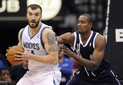 Serge Ibaka defiende a Nikola Pekovic.