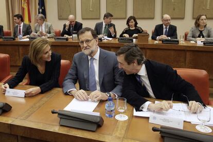 Mariano Rajoy, junto a la secretaria general del PP, Mar&iacute;a Dolores de Cospedal, y el portavoz del partido en el Congreso, Rafael Hernando. 