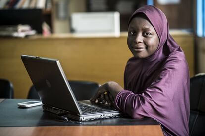 Jamila Mahamadou Abdoulaye carece de experiencia en el terreno pero a sus 25 años acumula una amplia formación. Formada en el ISP en Nutrición acaba de finalizar el Máster y piensa ya en el mercado laboral. “Mi padre, que es ingeniero, me ha apoyado mucho para poder realizar mis estudios. Me gustaría trabajar para alguna ONG o para algún organismo internacional, me gusta la acción humanitaria”. Hizo las prácticas con el Programa Mundial de Alimentos en Tahoua.