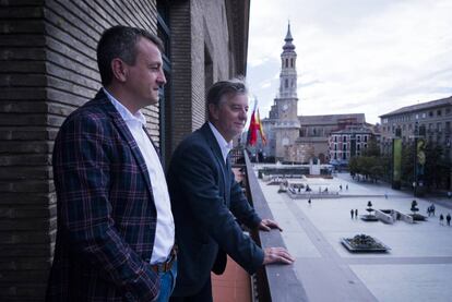 Fernando Rivarés y Pedro Santisteve, consejero de Cultura y alcalde de Zaragoza, en el balcón del Ayuntamiento, con la Seo al fondo.