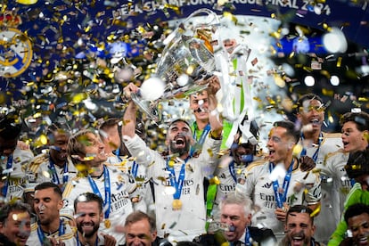 Carvajal levanta la Champions en Londres rodeado de sus compa?eros el 1 de junio tras derrotar al Borussia Dortmund en la final.