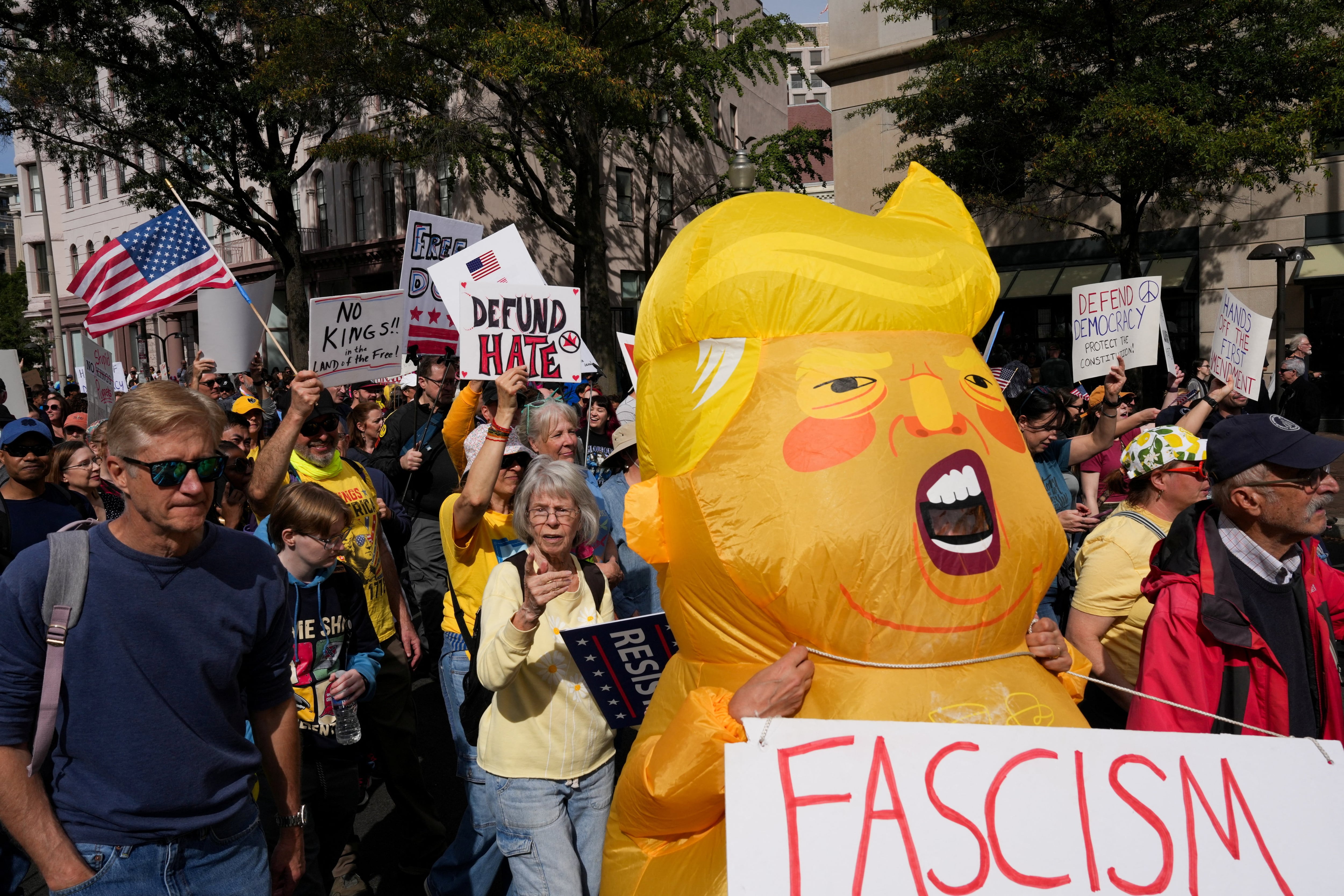 Cientos de miles de personas protestan en Estados Unidos contra la deriva autoritaria de Trump