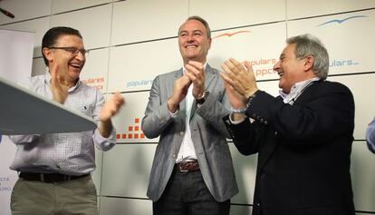 Seraf&iacute;n Castellano, Alberto Fabra y Alfonso Rus, tras conocer el resultado electoral.