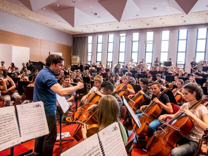 Gustavo Dudamel dirige un ensayo con la orquesta de SEYO en La Scala de Milan, en 2015.