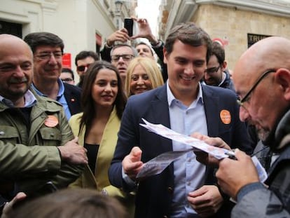 Rivera (en el centro) durante un acto en la Plaza de Espa&ntilde;a de C&aacute;diz.