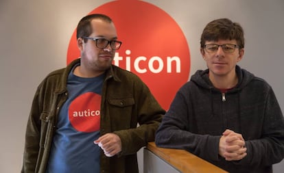 Andrew Ring y Evan Rochte, autistas y empleados en Auticon, en la sede de la empresa en Santa Monica, California. 