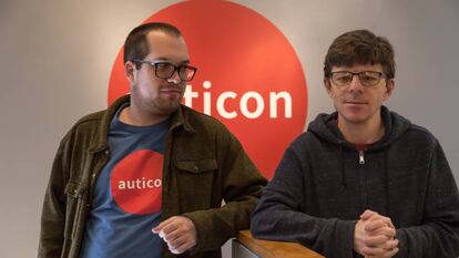 Andrew Ring e Evan Rochte, autistas e empregados da Auticon, na sede da empresa em Santa Monica, Califórnia.