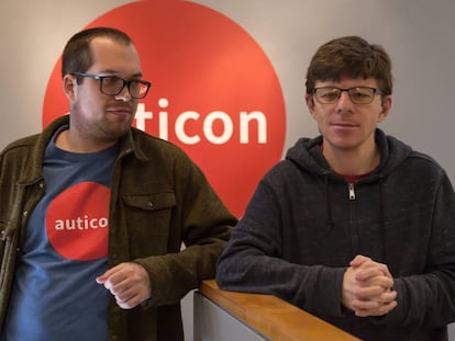 Andrew Ring y Evan Rochte, autistas y empleados en Auticon, en la sede de la empresa en Santa Monica, California. 