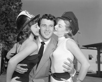 7 de enero de 1953, Los Ángeles (EE UU). Universal City era un cinematográfico 'pueblo' (sin corporación municipal) del valle de San Fernando, en California. Pero 1984 votos le dieron a Rock Hudson la 'alcaldía'. Hudson es besado por las actrices Mary Castle (derecha) y Jackie Loughery (izquierda), Miss Estados Unidos.