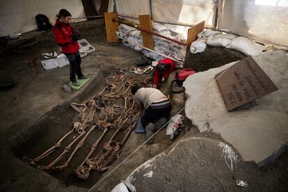 From left to right, Laura Gutiérrez, forensic anthropologist, María José Gámez, archaeologist and Félix Bizarro, archaeologist, during the intervention with the ten bodies found tied up in the CE017 pit in the Barranco de Viznar, Granada. 