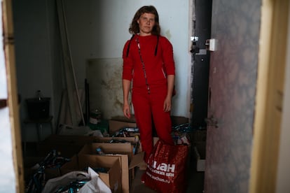 Ekaterina Nemtsova en la sede de la asociación Domik Detsva, donde recibe una canasta básica de productos.