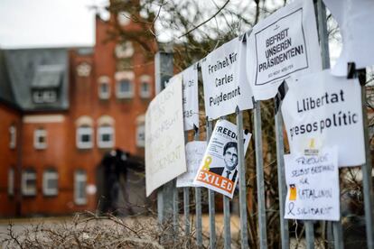 Cartells de suport a Puigdemont a Neumünster. 