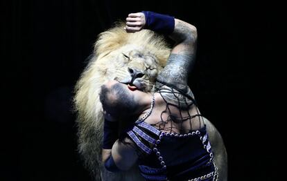Un artista realiza una rutina con un león durante el primer Festival de Arte de Circo de Minsk (Bielorrusia).