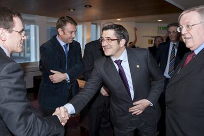 Patxi López saludaba ayer a su llegada a la London School of Economics (Reino Unido).