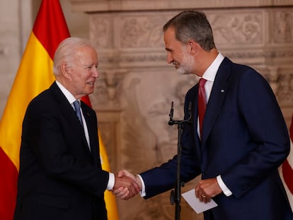 MADRID, 28/06/2022.- El rey Felipe VI saluda al presidente de Estados Unidos, Joe Biden, tras realizar declaraciones este martes en el Palacio Real en Madrid, ciudad donde se celebra la cumbre de la OTAN hasta el jueves 30 de junio. EFE/Chema Moya POOL

