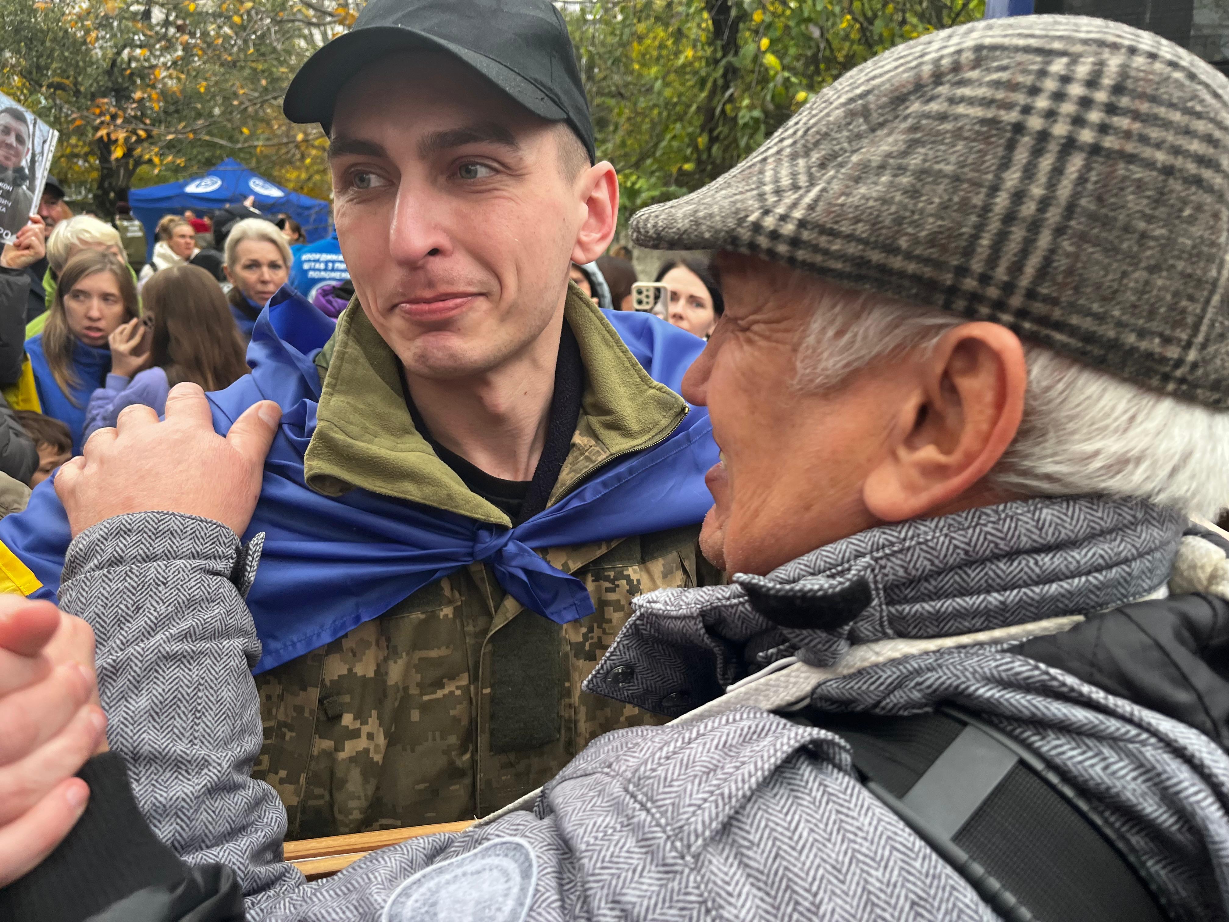 el soldado ucranio Renat Hayrulin, liberado tras cinco años como prisionero en manos rusas, se reencuentra con su padre, Vahiz, este jueves en Chernihiv.