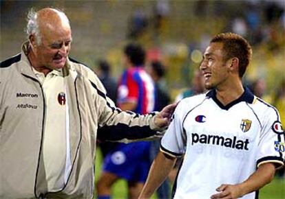 Carlo Mazzone, entrenador del Bolonia, saluda a Nakata, jugador japonés del Parma que ha sido cedido a su equipo.