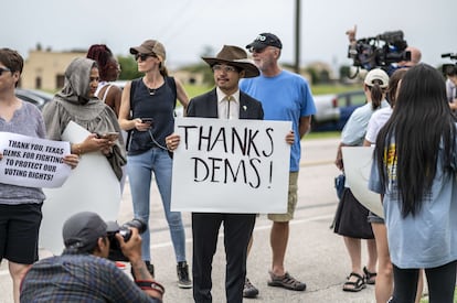 Un grupo de personas espera en el aeropuerto de Austin (Texas) la salida del avión con los legisladores que han abandonado el Estado