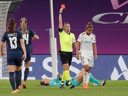 La árbitra Anastasia Pustovoitova expulsa a la jugadora del Lyon Nikita Parris en el partido entre el Olympique y el PSG el pasado miércoles en San Mamés.